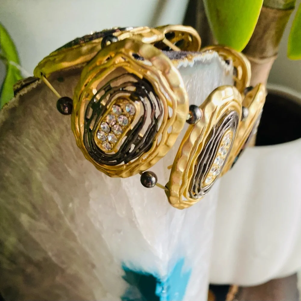 ✨ Vintage‑Inspired Statement Bracelet – Gold & Crystal Links - Picture 6 of 7